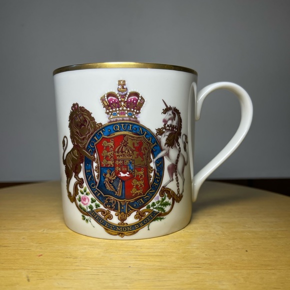 The Royal Family The Royal Collection God Save the Queen English Fine China Mug - Picture 3 of 6